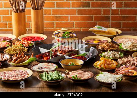 Traditionelle Hot Pot Combo, süßer Knoblauch und Rindfleischscheiben. Es ist sehr beliebt in sichuan. Stockfoto