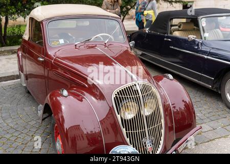 Split, Kroatien - 13. Mai 2023: Oldtimer Peugeot 202 Cabriolet in Weinrot mit beigem Dach *** Oldtimer Auto Peugeot 202 Cabriolet in weinrot mit einem beigen Dach Stockfoto