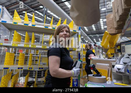 Das Bild vom 14. November zeigt das Amazon-Versandzentrum in Peterborough, Cambs, während es sich auf den Black Friday vorbereitet. Das Personal arbeitet rund um die Uhr Stockfoto