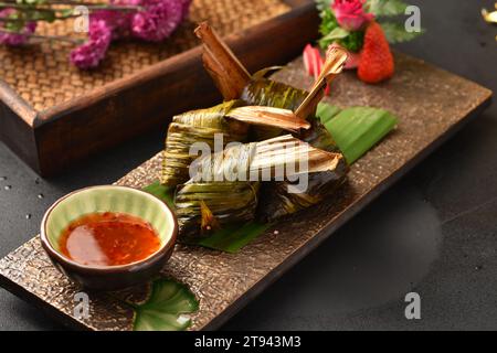 pandan-Huhn, Ayam Goreng Daun Pandan' oder gebratenes Huhn, in Pandanblätter gewickelt, Stockfoto