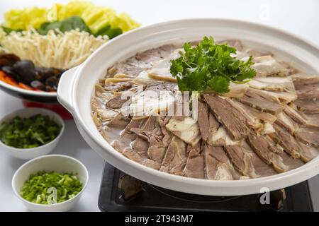 Gedünstetes Hammel (Lamm) mit Rettichsuppe in Auflauf Stockfoto