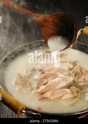 Gedünstetes Hammel (Lamm) mit Rettichsuppe in Auflauf Stockfoto