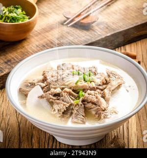 Gedünstetes Hammel (Lamm) mit Rettichsuppe in Auflauf Stockfoto
