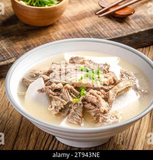 Gedünstetes Hammel (Lamm) mit Rettichsuppe in Auflauf Stockfoto