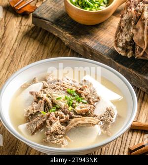 Gedünstetes Hammel (Lamm) mit Rettichsuppe in Auflauf Stockfoto