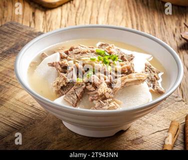 Gedünstetes Hammel (Lamm) mit Rettichsuppe in Auflauf Stockfoto