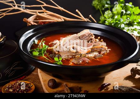 Gedünstetes Hammel (Lamm) mit Rettichsuppe in Auflauf Stockfoto