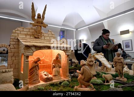Jubiläumsausstellung von Krippen im Klementinum, die nur einmal alle 100 Jahre stattfindet, in Prag, Tschechische Republik, 22. November 2023. Die Ausstellung findet in Klementinum statt, wo 1562 die erste Krippe in den tschechischen Ländern entstand und 1923 die Jubilee Manger Scene Exhibition organisiert wurde. Eine repräsentative Ausstellung zeigt die Werke der besten zeitgenössischen Schöpfer von Krippen in der Tschechischen Republik und ist der tschechische Teil der weltweiten Feier des 800. Jahrestages der ersten Krippe von St. Franziskus von Assisi in Greccio in Stockfoto