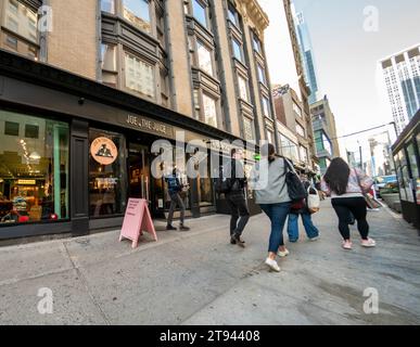 Ein Joe & the Juice Store in Nomad, New York am Montag, den 13. November 2023. General Atlantic hat Joe & the Juice für 641 Millionen Dollar gekauft. (© Richard B. Levine) Stockfoto