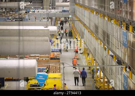 Das Bild vom 14. November zeigt das Amazon-Versandzentrum in Peterborough, Cambs, während es sich auf den Black Friday vorbereitet. Das Personal arbeitet rund um die Uhr Stockfoto