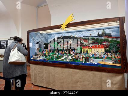 Jubiläumsausstellung von Krippen im Klementinum, die nur einmal alle 100 Jahre stattfindet, in Prag, Tschechische Republik, 22. November 2023. Die Ausstellung findet in Klementinum statt, wo 1562 die erste Krippe in den tschechischen Ländern entstand und 1923 die Jubilee Manger Scene Exhibition organisiert wurde. Eine repräsentative Ausstellung zeigt die Werke der besten zeitgenössischen Schöpfer von Krippen in der Tschechischen Republik und ist der tschechische Teil der weltweiten Feier des 800. Jahrestages der ersten Krippe von St. Franziskus von Assisi in Greccio in Stockfoto