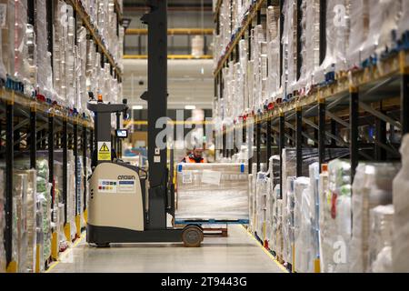 Das Bild vom 14. November zeigt das Amazon-Versandzentrum in Peterborough, Cambs, während es sich auf den Black Friday vorbereitet. Das Personal arbeitet rund um die Uhr Stockfoto