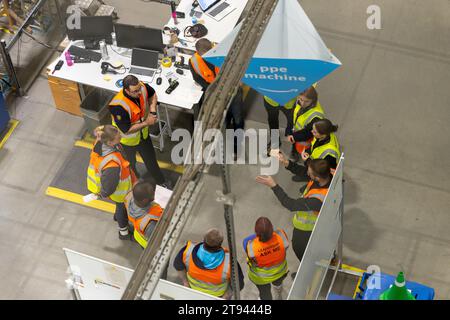 Das Bild vom 14. November zeigt das Amazon-Versandzentrum in Peterborough, Cambs, während es sich auf den Black Friday vorbereitet. Das Personal arbeitet rund um die Uhr Stockfoto