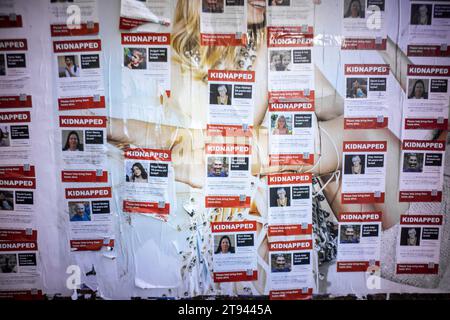 Entführte Flyer werden am Dienstag, den 14. November 2023, an einer Wand im Stadtteil Chelsea in New York gepostet. Bei den Flugblättern handelt es sich um eine Initiative israelischer Künstler aus New York, um das Bewusstsein für die Vermissten nach dem Angriff der Hamas auf Israel in der vergangenen Woche zu schärfen. (© Richard B. Levine) Stockfoto