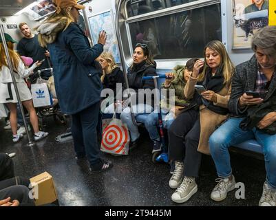 Wochenendfahrt in der New Yorker U-Bahn am Samstag, 18. November 2023. (© Richard B. Levine) Stockfoto