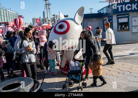 Tausende von Menschen beim Target „Wonderland“-Popup im South Street Seaport in New York am Sonntag, den 19. November 2023. Die erlebnisreiche Markenaktivierung zog so viele Menschen an, dass sich die Wartezeit auf zwei Stunden erstreckte. (© Richard B. Levine) Stockfoto