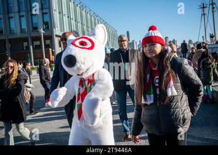 Ein Schauspieler, der als Target Maskottchenhund verkleidet ist, Bullseye, am Sonntag, den 19. November 2023, im Target Wonderland im South Street Seaport in New York. Die erlebnisreiche Markenaktivierung zog so viele Menschen an, dass sich die Wartezeit auf zwei Stunden erstreckte. (© Richard B. Levine) Stockfoto