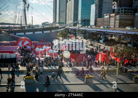 Tausende von Menschen beim Target „Wonderland“-Popup im South Street Seaport in New York am Sonntag, den 19. November 2023. Die erlebnisreiche Markenaktivierung zog so viele Menschen an, dass sich die Wartezeit auf zwei Stunden erstreckte. (© Richard B. Levine) Stockfoto