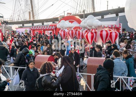 Tausende von Menschen beim Target „Wonderland“-Popup im South Street Seaport in New York am Sonntag, den 19. November 2023. Die erlebnisreiche Markenaktivierung zog so viele Menschen an, dass sich die Wartezeit auf zwei Stunden erstreckte. (© Richard B. Levine) Stockfoto