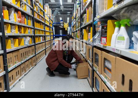 Das Bild vom 14. November zeigt das Amazon-Versandzentrum in Peterborough, Cambs, während es sich auf den Black Friday vorbereitet. Das Personal arbeitet rund um die Uhr Stockfoto