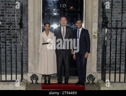 London, Großbritannien. November 2023. Der britische Premierminister Rishi Sunak begrüßt zusammen mit seiner Frau Akshata Murty den Präsidenten der Republik Korea, seine Exzellenz Yoon Suk Yeol, in der Downing Street 10 im Rahmen ihres Staatsbesuchs in Großbritannien. Quelle: Imageplotter/Alamy Live News Stockfoto