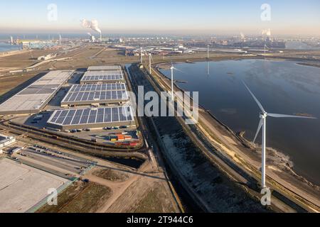 Luftaufnahme Industriegebiet Maasvlakte im Hafen von Rotterdam. Chemieanlage am Horizont Stockfoto