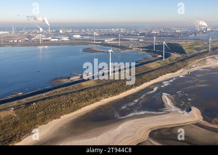 Aus der Vogelperspektive die niederländische Küste mit dem Industriegebiet Maasvlakte im Hafen von Rotterdam. Chemieanlage am Horizont Stockfoto