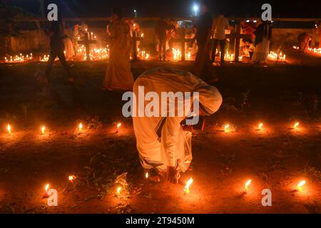 Nonnen beten neben den Gräbern ihrer Familienmitglieder auf einem Friedhof während des „All Souls Day“ am Stadtrand von Agartala. Tripura, Indien. Stockfoto