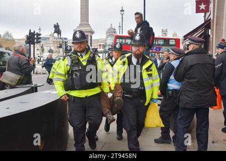 London, Großbritannien. November 2023. Just Stop Oil-Aktivisten werden von Metropolitan Police Polizisten innerhalb von Sekunden verhaftet, nachdem sie die Straße in Whitehall nahe Trafalgar Square betreten haben, während die Klimaschutzgruppe ihre Proteste gegen neue Lizenzen für fossile Brennstoffe fortsetzt. Quelle: Vuk Valcic/Alamy Live News Stockfoto