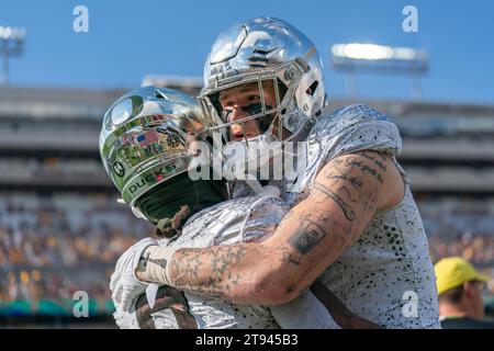 Oregon Ducks Tight End Terrance Ferguson (3) setzt sich mit dem Running Back Bucky Irving (0) kurz vor dem Start eines NCAA Football-Spiels gegen die Arizona State Sun Devils am Samstag, den 18. November 2023, in Tempe, Arizona. Oregon besiegte Arizona State 49-13 (Marcus Wilkins/Image of Sport) Stockfoto