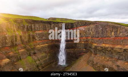 Blick aus der Vogelperspektive auf den Hengifoss-Wasserfall, Epic Drone Shot Mountain Stockfoto