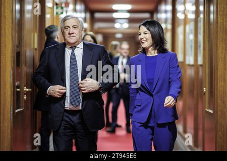 R-L Annalena Baerbock, Bundesaussenministerin, trifft Antonio Tajani, Aussenminister von Italien, zum gespraech im Auswaertigen Amt in Berlin, 22.11.2023. Berlin Deutschland *** R L Annalena Baerbock, Bundesaußenministerin, trifft sich mit Antonio Tajani, Außenminister Italiens, zu Gesprächen im Auswärtigen Amt in Berlin, 22 11 2023 Berlin Deutschland Copyright: XJaninexSchmitz/photothek.dex Stockfoto