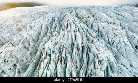 Luftaufnahme des weißen Gletschers. Epic Drone hat Eisberg im National erschossen Stockfoto