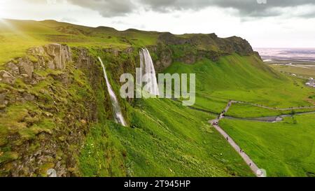 Luftaufnahme des berühmten Wasserfalls Seljalandsfoss in Island. Stockfoto