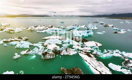 Luftaufnahme von Eisbergen, die in der Lagune von Jokulsarlon schwimmen, Klimawandel. Island Stockfoto