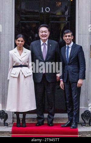 Downing Street, London, Großbritannien. November 2023. Der britische Premierminister Rishi Sunak begrüßt zusammen mit seiner Frau Akshata Murty den Präsidenten der Republik Korea, seine Exzellenz Yoon Suk Yeol, in der Downing Street in London. Foto: Amanda Rose/Alamy Live News Stockfoto