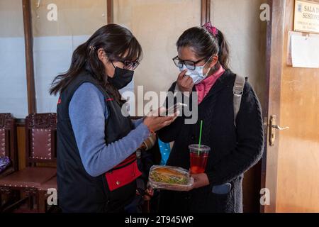 Viacha, La Paz, Bolivien - 16. August 2022: Eine bolivianische Frau mit Maske spricht mit einer anderen Frau Stockfoto