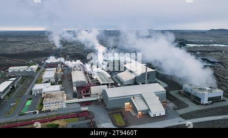 4K-Luftbild von geothermischen Kraftwerken, Rohren und Rauchschornsteinen. Island Stockfoto