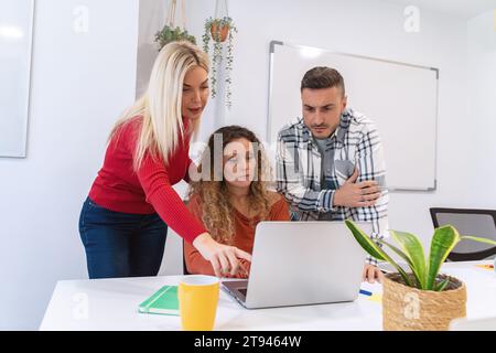 Drei Geschäftskollegen arbeiten gemeinsam an einem Arbeitsprojekt im Büro. Geschäftskonzept. Stockfoto
