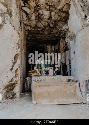 Schaufel am Eingang eines der Steinbrüche in der Nähe von Carrara, Italien Stockfoto