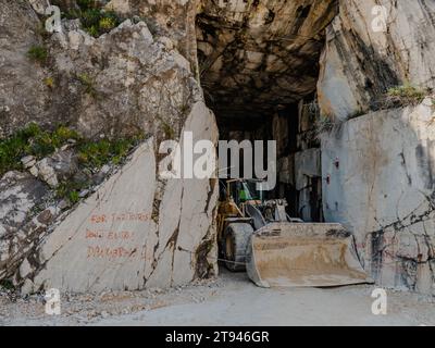 Schaufel am Eingang eines der Steinbrüche in der Nähe von Carrara, Italien Stockfoto
