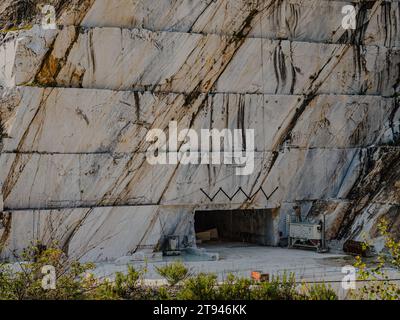Große Marmorblöcke in einem der Steinbrüche in der Nähe von Carrara, Italien Stockfoto