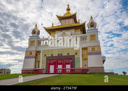 ELISTA, RUSSLAND – 21. SEPTEMBER 2021: Der Bau des buddhistischen Tempels „Goldene Wohnstätte von Buddha Shakyamuni“. Elista, Republik Kalmykien, Russland Stockfoto