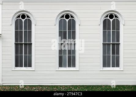 Einfache Holzkirche mit Bogenfenstern. Stockfoto