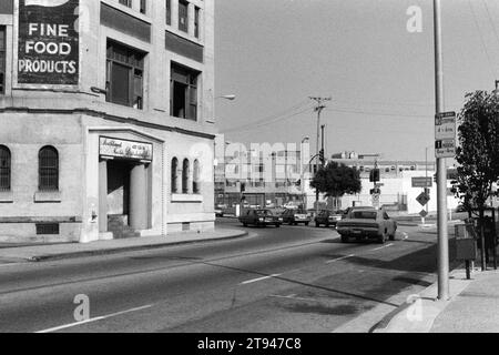 Los Angeles, Kalifornien, USA - 26. März 1987: Vintage-Schwarzweiß-Editorial-Ansicht der Lagerhäuser auf der 2nd Street in der Nähe der Alameda Street im Zentrum VON LA. Stockfoto