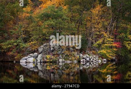 Die herbstliche Wasserfontlandschaft im East Branch Reservoir. Stockfoto