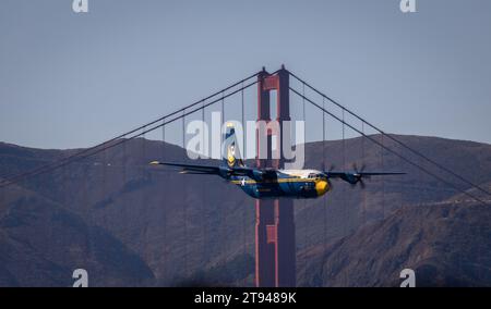 Fat Albert, die Fracht des United States Marine Corps C130, fliegt während der US Blue Angels Demonstration Stockfoto