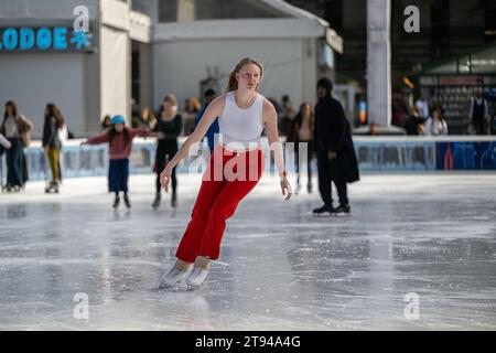 Eislaufbahn im Bank of America Winter Village im Bryant Park in New York. Stockfoto