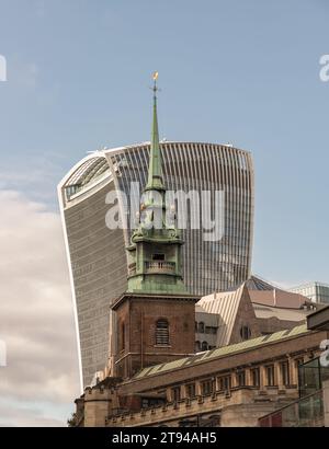 London, Großbritannien - 07. November 2023 - Blick auf den kupfergrünen Kirchturm von All Hallows bei der Tower Church (antike anglikanische Kirche) mit dem modernen 20 Fen Stockfoto