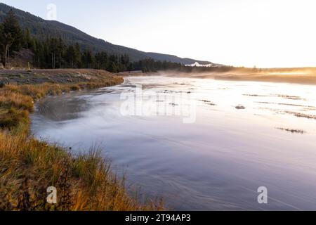 Sonnenaufgang über einem Fluss im Yellowstone-Nationalpark Stockfoto